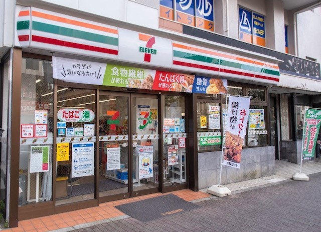コンビニ　セブンイレブン　目黒元競馬場店（コンビニ）まで439m