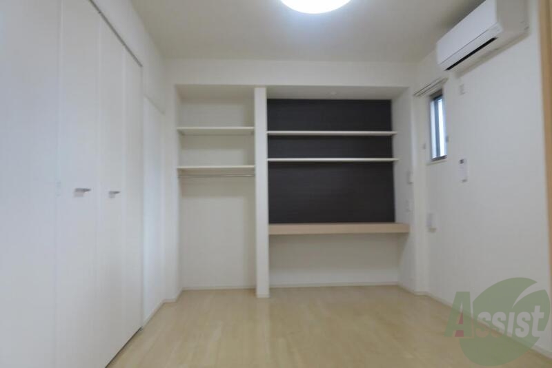 その他部屋・スペース　５．９帖洋室はベッドを置いて寝室に、飾り棚でよりオシャレに