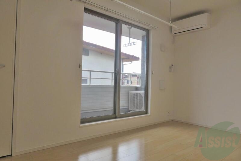 居室・リビング　日当たりもよく白い壁紙が清々しい綺麗なリビング