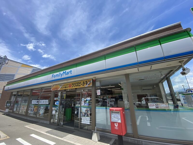 コンビニ　ファミリーマート宗像徳重店（コンビニ）まで696m