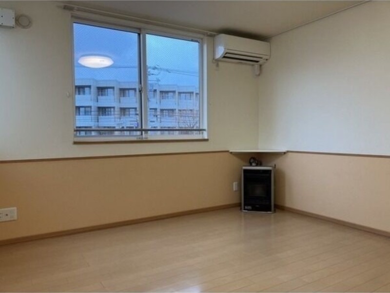 居室・リビング　退去予定につき同タイプ別号室の画像です。