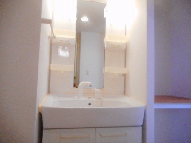 洗面設備　ゆったりとスペースのある洗面所