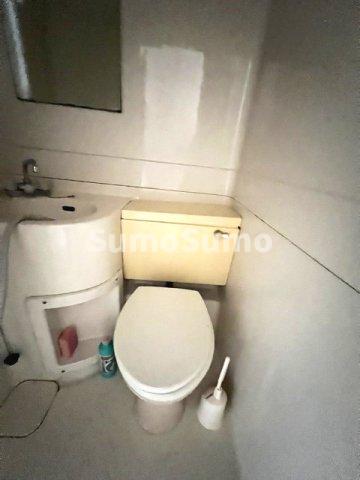 トイレ　落ち着いた色調のトイレです