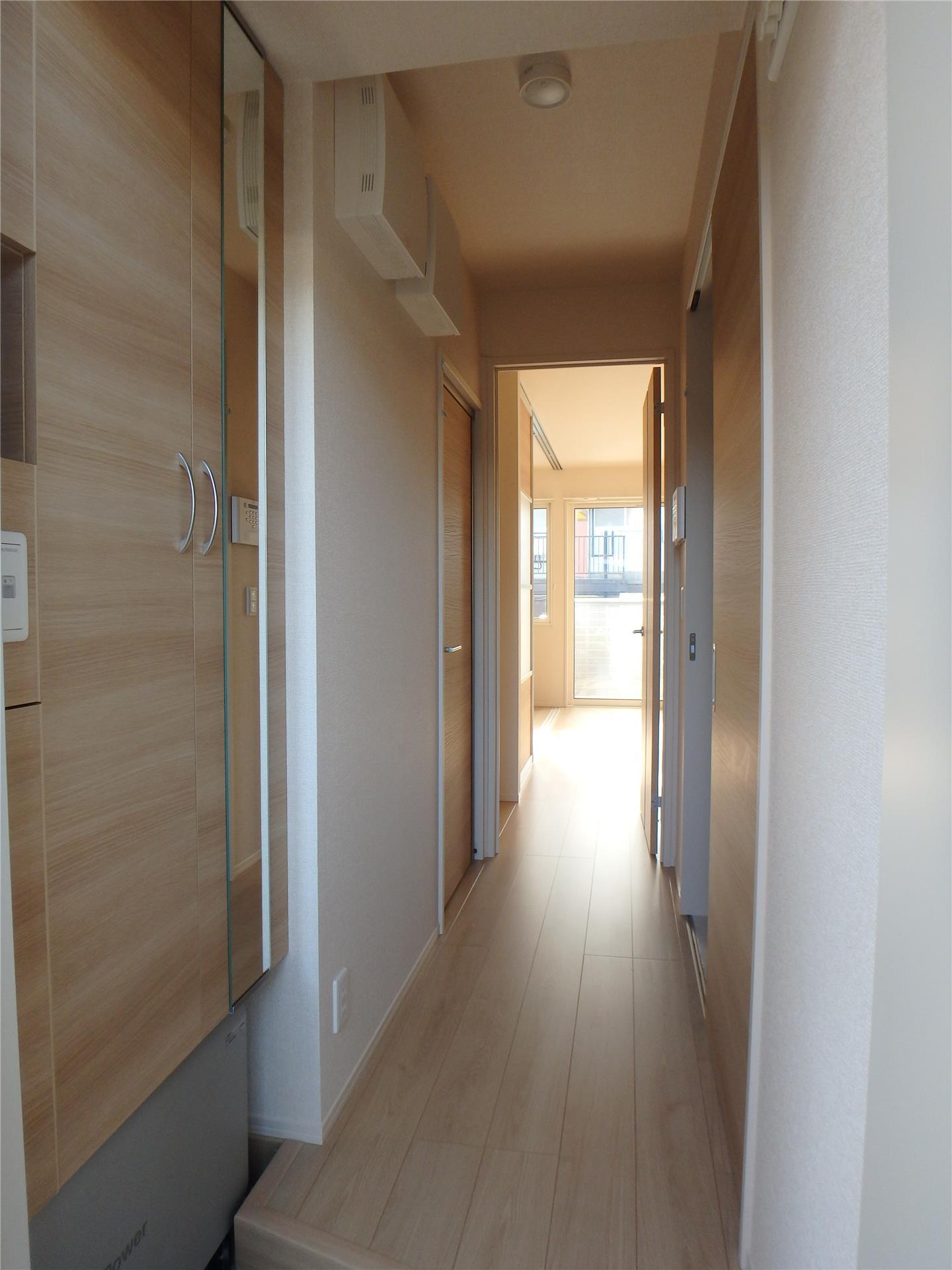 玄関　同タイプ室内（反転タイプ）