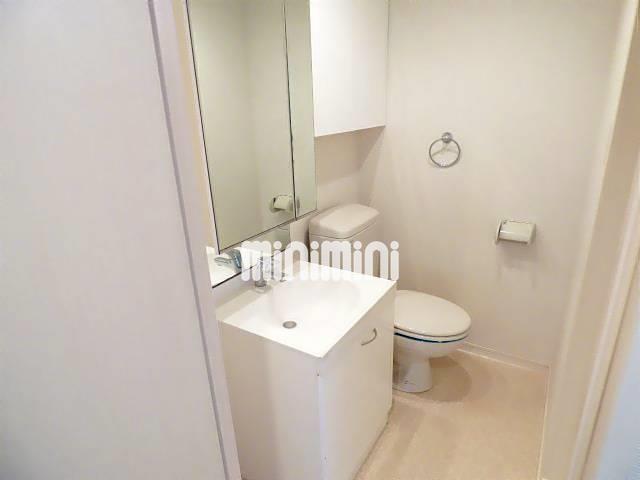 洗面設備　脱衣所に独立洗面台、トイレがあります