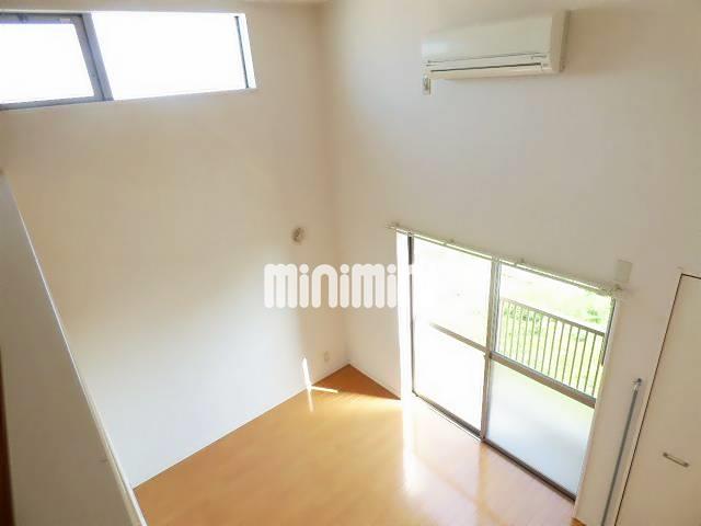 居室・リビング　エアコン付き、天井も高いですね