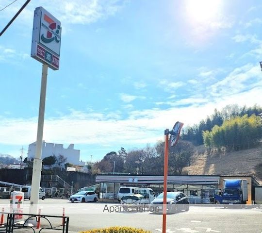 コンビニ　セブンイレブン（コンビニ）まで671m