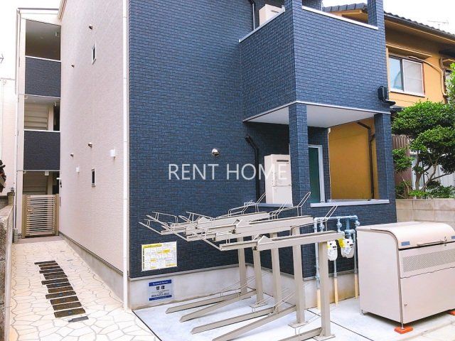 建物外観　3階建てのスマートな建物です。