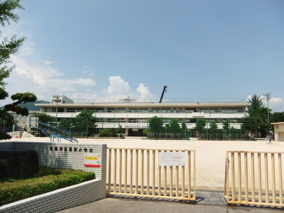 小学校　広島市立長束小学校（小学校）まで527m