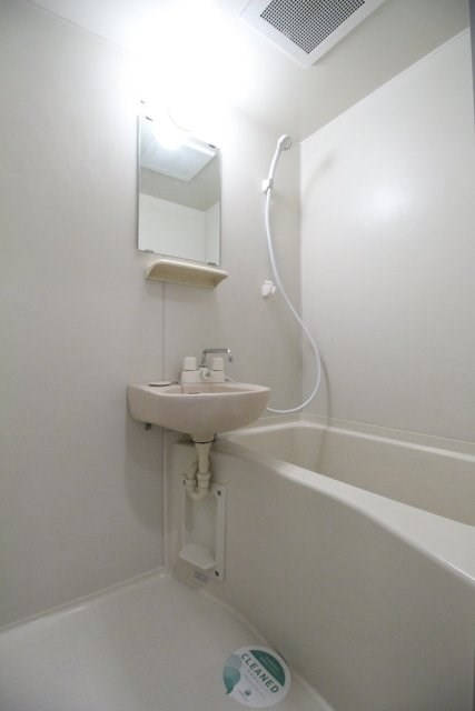 バス・シャワールーム　※別タイプの参考画像になります。