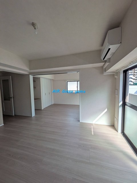 居室・リビング　明るいリビングルーム