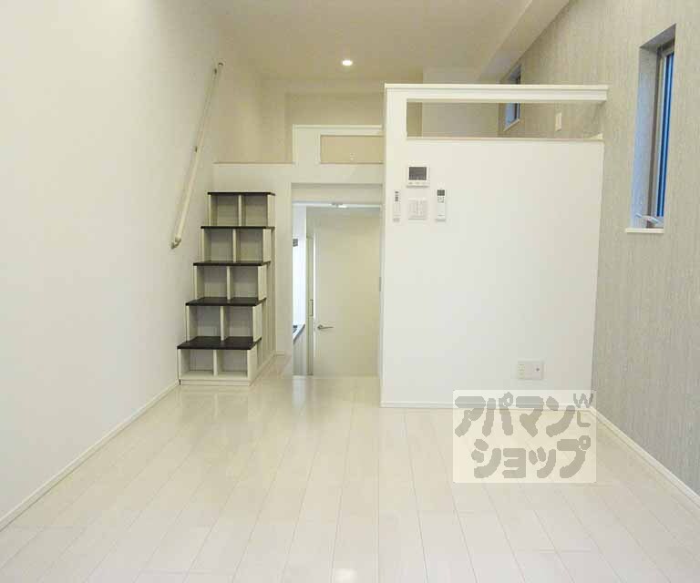 居室・リビング　白を基調とした綺麗なお部屋！