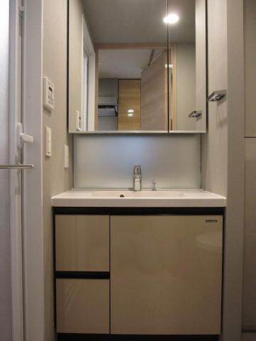 洗面設備　ゆったりとスペースのある洗面所