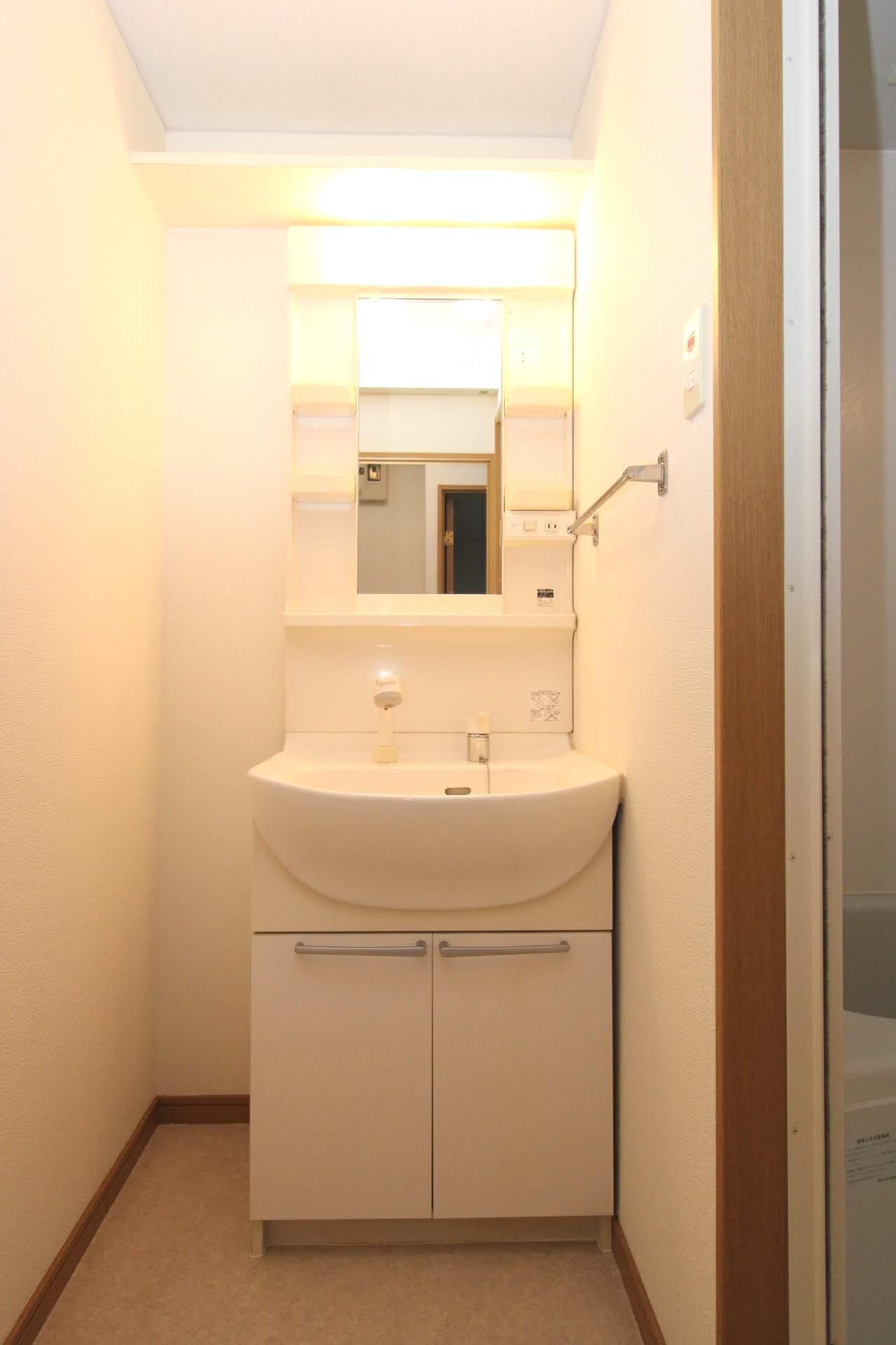 洗面設備　シャワー付き洗面台