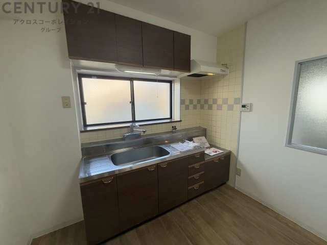 キッチン　窓付きのキッチン！換気しやすいです♪