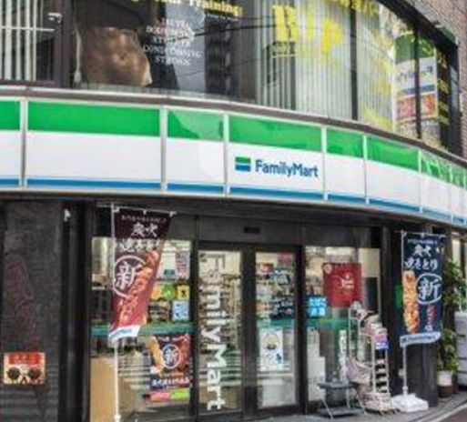コンビニ　ファミリーマート北大塚二丁目店（コンビニ）まで111m