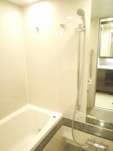 バス・シャワールーム　落ち着いた空間のお風呂です