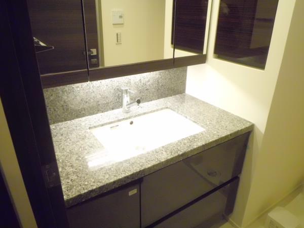 洗面設備　スペースが確保できる洗面所です