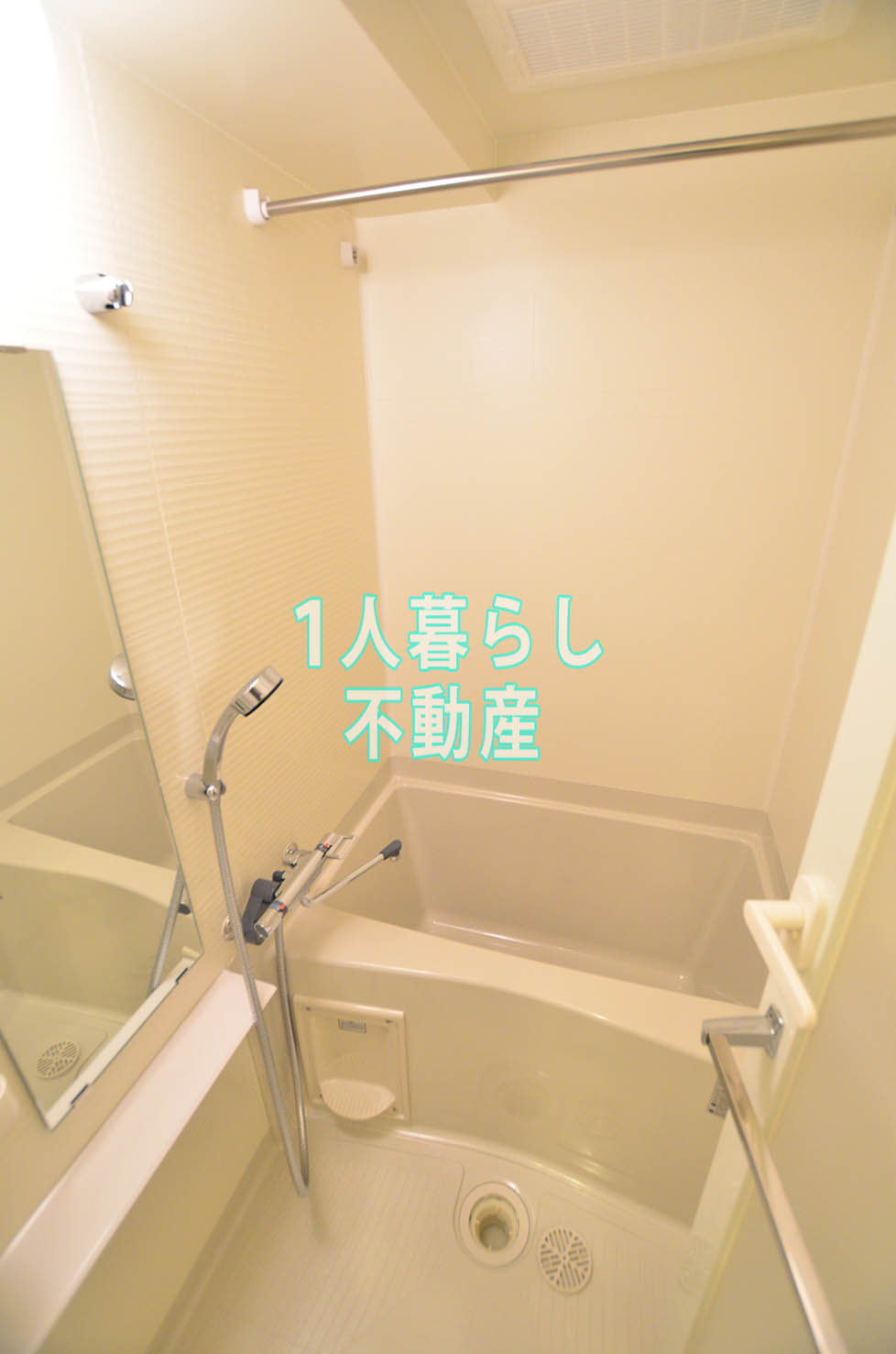 バス・シャワールーム　清潔感のあるバスルームです。