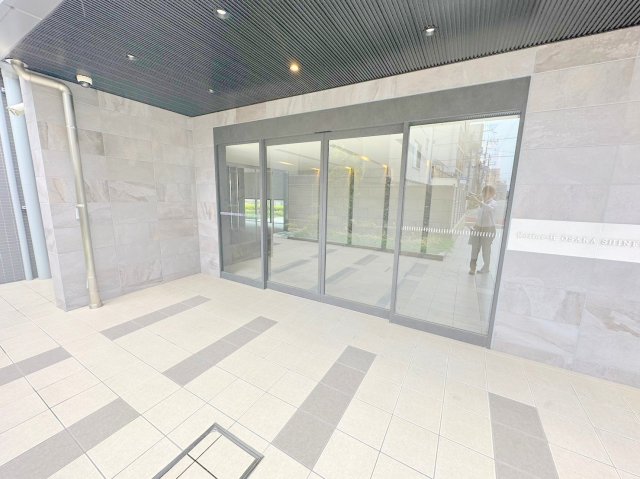 エントランス　オシャレなエントランスは安心のオートロック付きです。