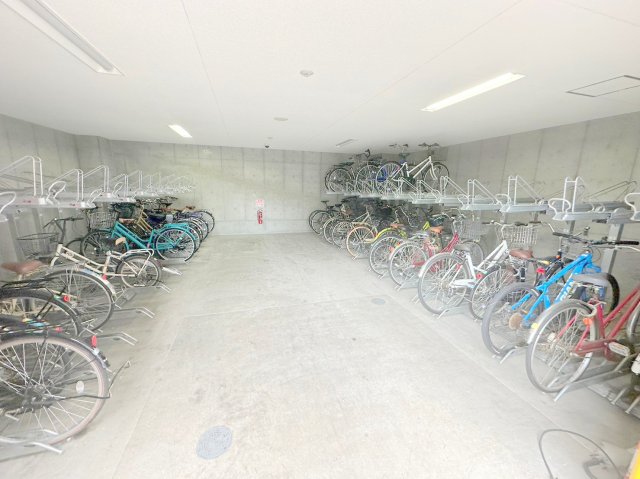 駐車場　敷地内にある駐輪場。雨の日にはうれしい屋根つきです。