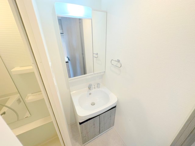 洗面設備　身支度が出来る独立洗面台です。