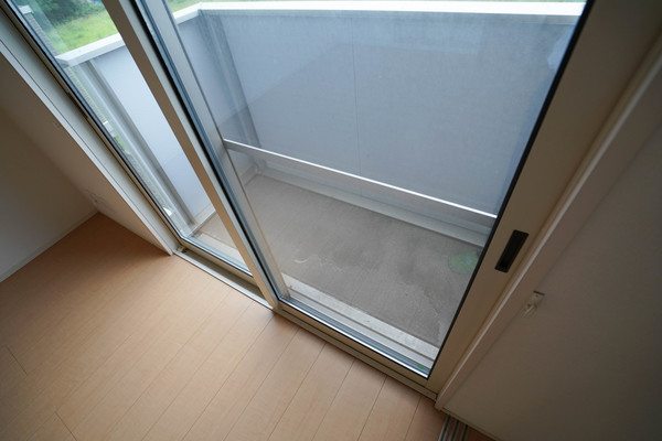 バルコニー　同じ建物の別のお部屋