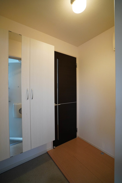 玄関　同じ建物の別のお部屋