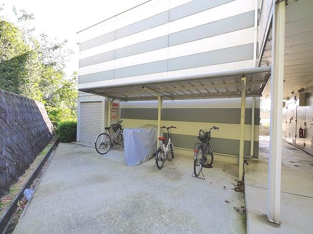 その他共有部分　屋根付き駐輪場完備です