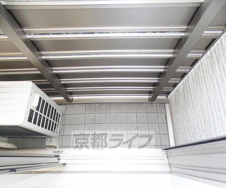 バルコニー　見えないように目隠しあり