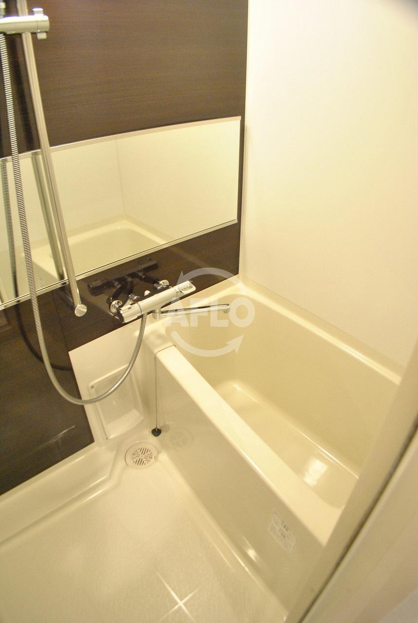 バス・シャワールーム　レオンコンフォート本町　清潔感のある浴室