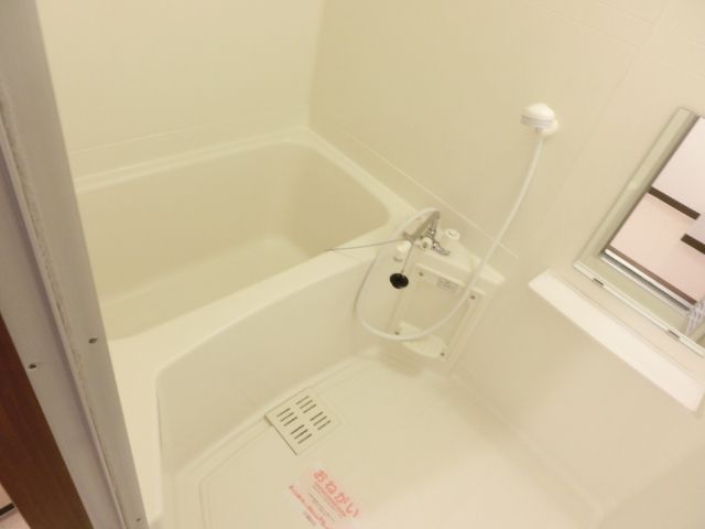 バス・シャワールーム　清潔感のあるバスルームです。