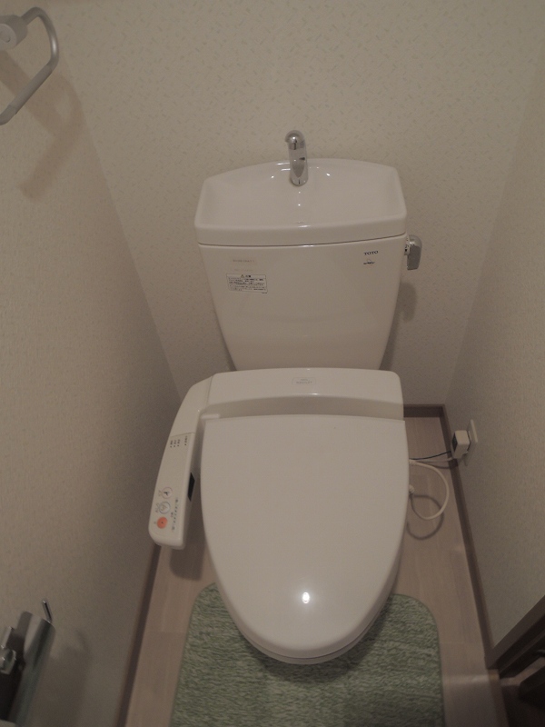 トイレ　温水洗浄便座です。