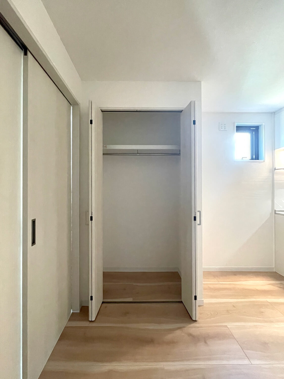 収納　※照明器具無しでの写真のため暗くなっております。