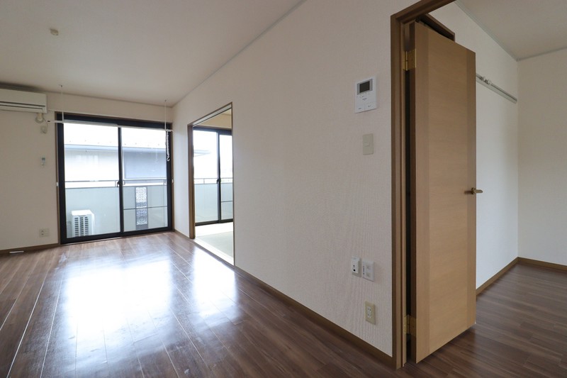 居室・リビング　別室参考写真（反転タイプ）