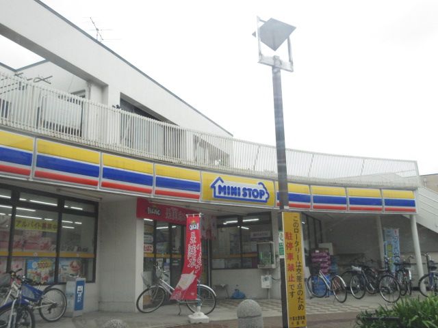 コンビニ　ミニストップみどり台駅前店（コンビニ）まで590m
