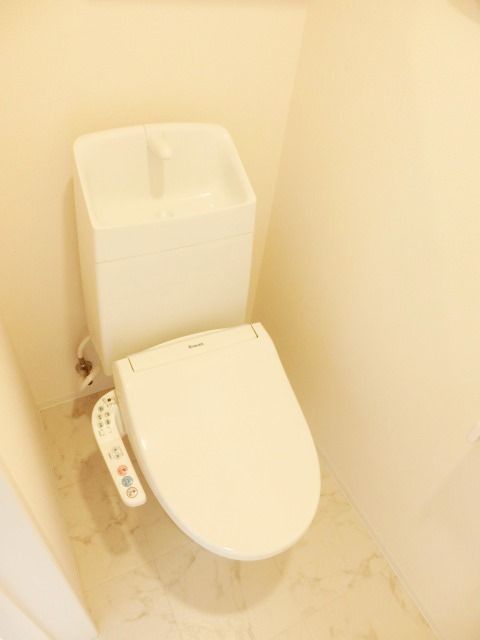 トイレ　温水洗浄便座付きのトイレです