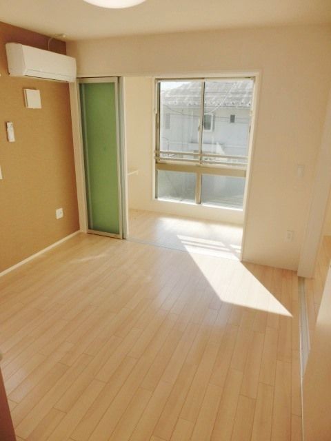 居室・リビング　アクセントクロスのオシャレな居室です