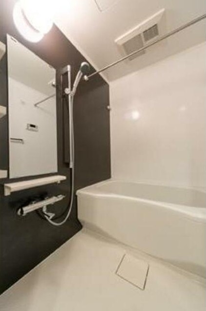 バス・シャワールーム　追い焚き機能、浴室乾燥機付きバス。