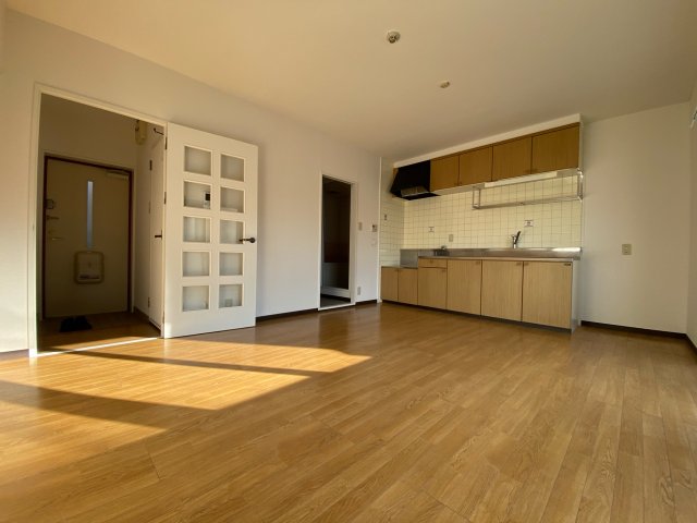 居室・リビング　壁付キッチン付きのリビングです♪