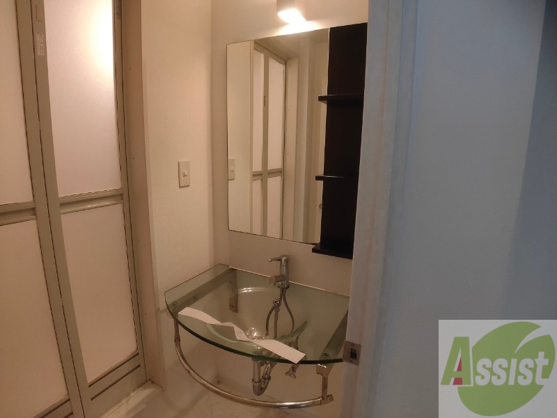 洗面設備　大きくて綺麗な独立洗面台になっています。