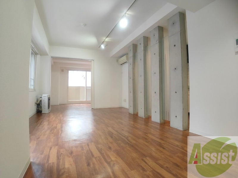 居室・リビング　リビングです。窓が大きくて明るいですね！