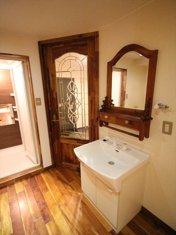 洗面設備　シャワー付き洗面台・室内洗濯機置場（写真は別室）