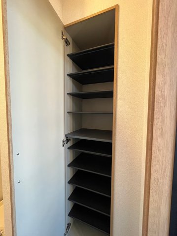 玄関　同物件内102号室の写真です