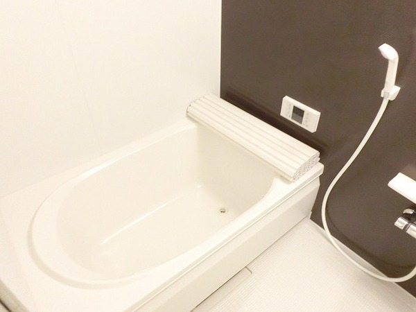 バス・シャワールーム　浴室乾燥機、追焚機能付の広々バスルーム！