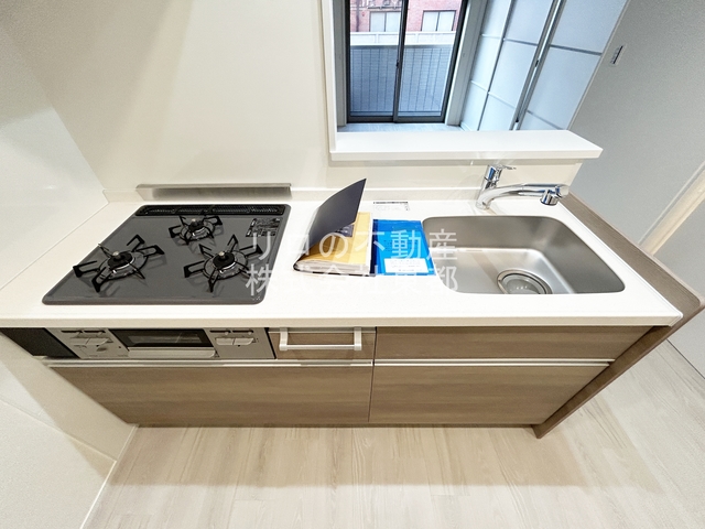 キッチン　お料理好きにはオススメのグリル付３口システムキッチン設置済♪