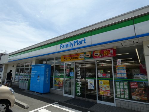 コンビニ　ファミリーマート（コンビニ）まで711m