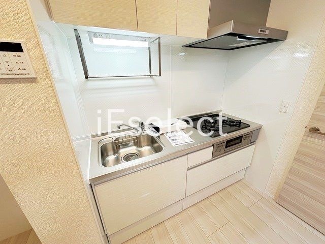 キッチン　３口コンロ付きのシステムキッチン