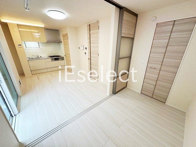 居室・リビング　お部屋に収納があるので広々使えますね