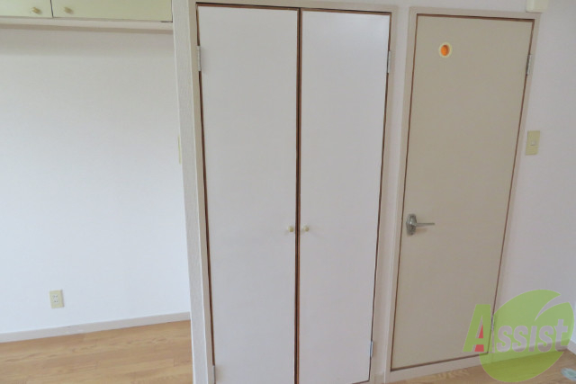 収納　収納はこちら、、、縦長の収納がついていますよー